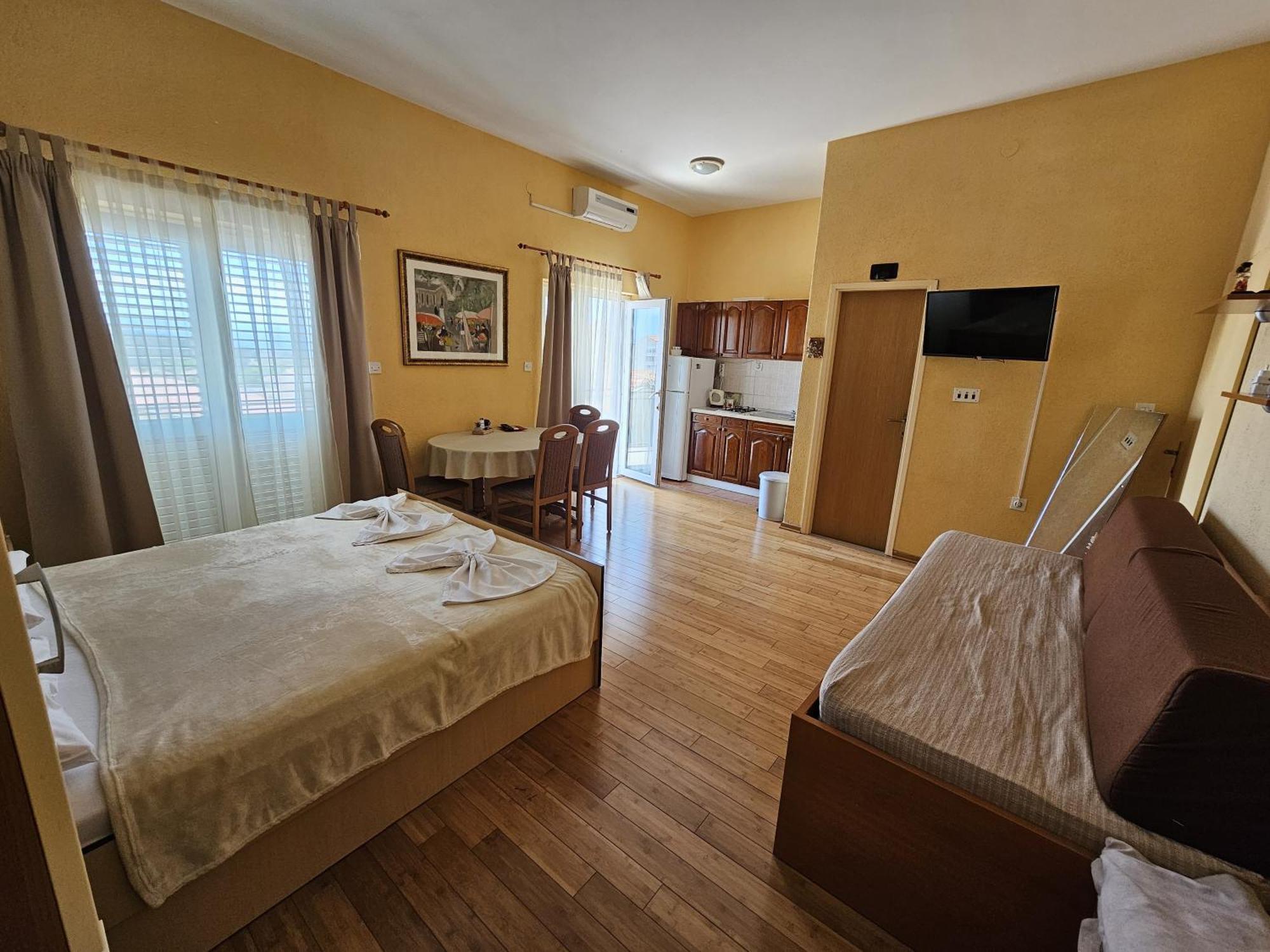 Apartments Mirjana Makarska Bagian luar foto